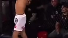 Il lui casse la jambe en lui faisant une souplexe