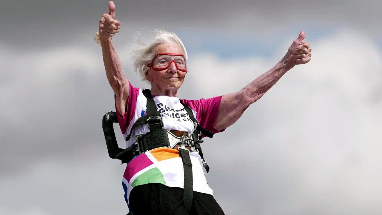 Volare a 97 anni sull'ala di un aereo: Betty Bromage batte il Guinness dei Primati