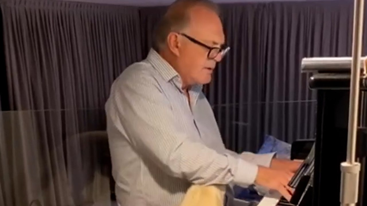 Pedro Piqueras cantando y tocando el piano en su casa