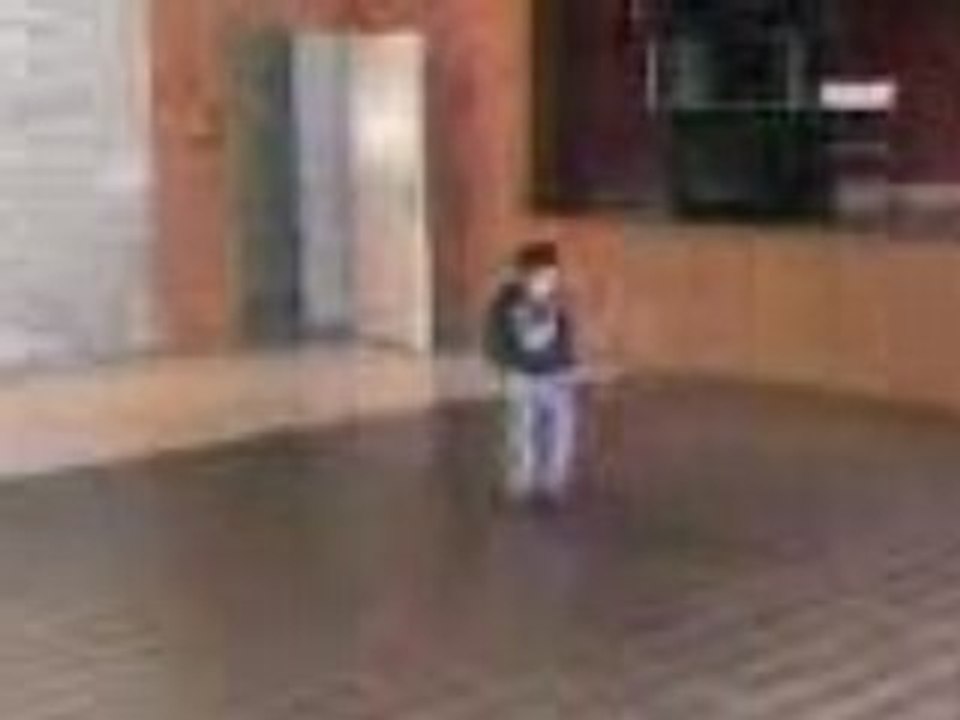 nathan 4 ans qui danse sur "satisfaction"