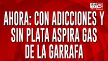 Tremendo video: adicto aspira gas de la garrafa para calmar su abstinencia