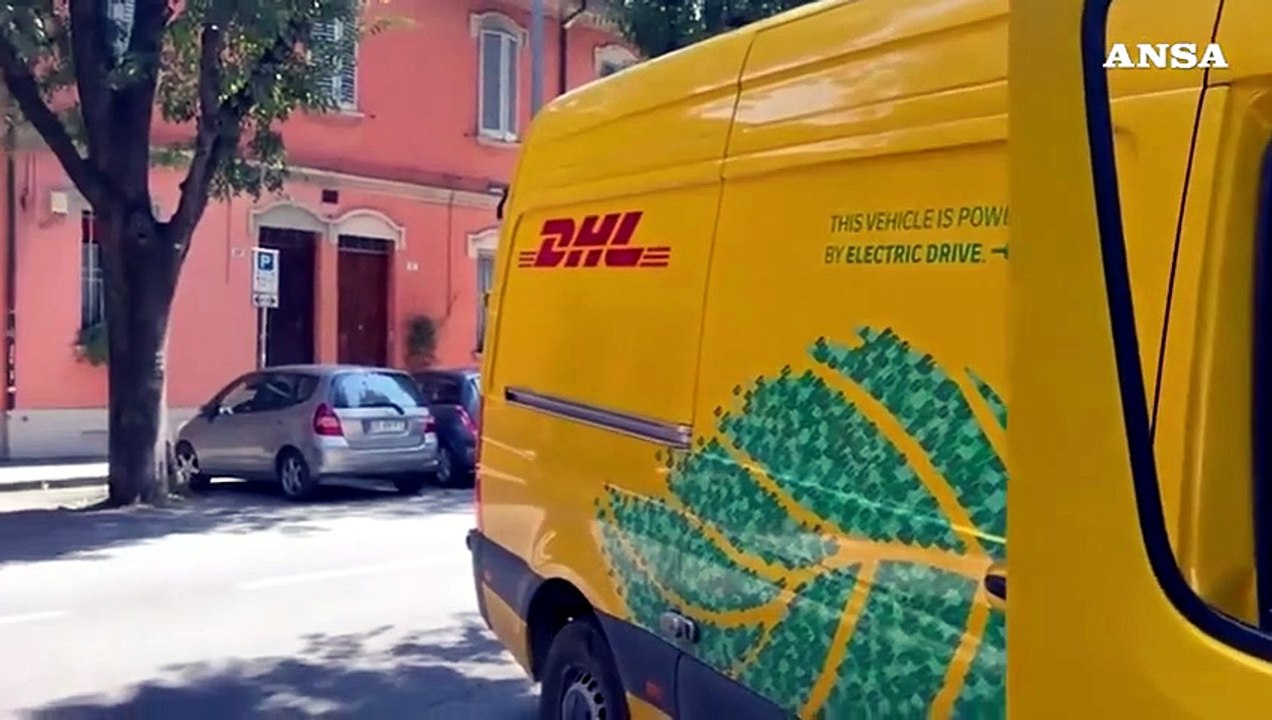 Le canzoni di Guccini sparate a tutto volume nella strada dove abitava