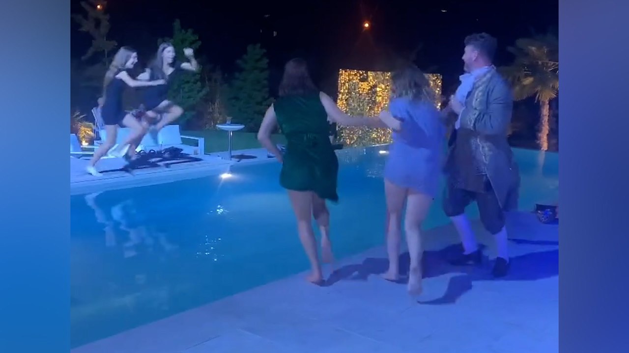 ¡Cleopatra, Nefertiti y una legión de romanos! La divertidísima 'pool party' de disfraces de Carlos Sobera