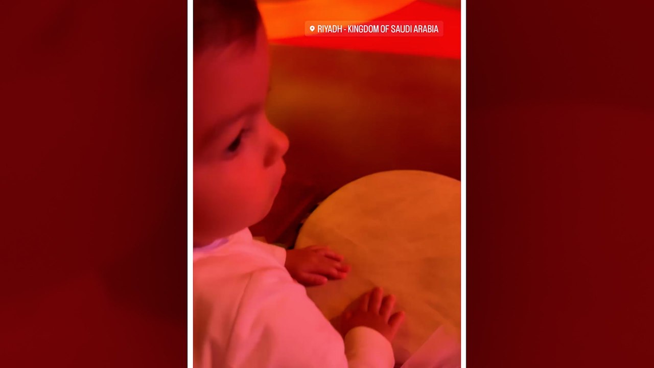 El divertido plan Disney de Georgina con sus niños en Arabia, ¡con Bella Esmeralda tocando el tambor y Mateo convertido en Aladdín!