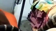 Hombre descubre una serpiente en su camav