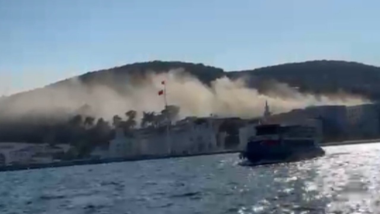 Heybeliada'da Deniz Harp Okulu'nun çatısında yangın
