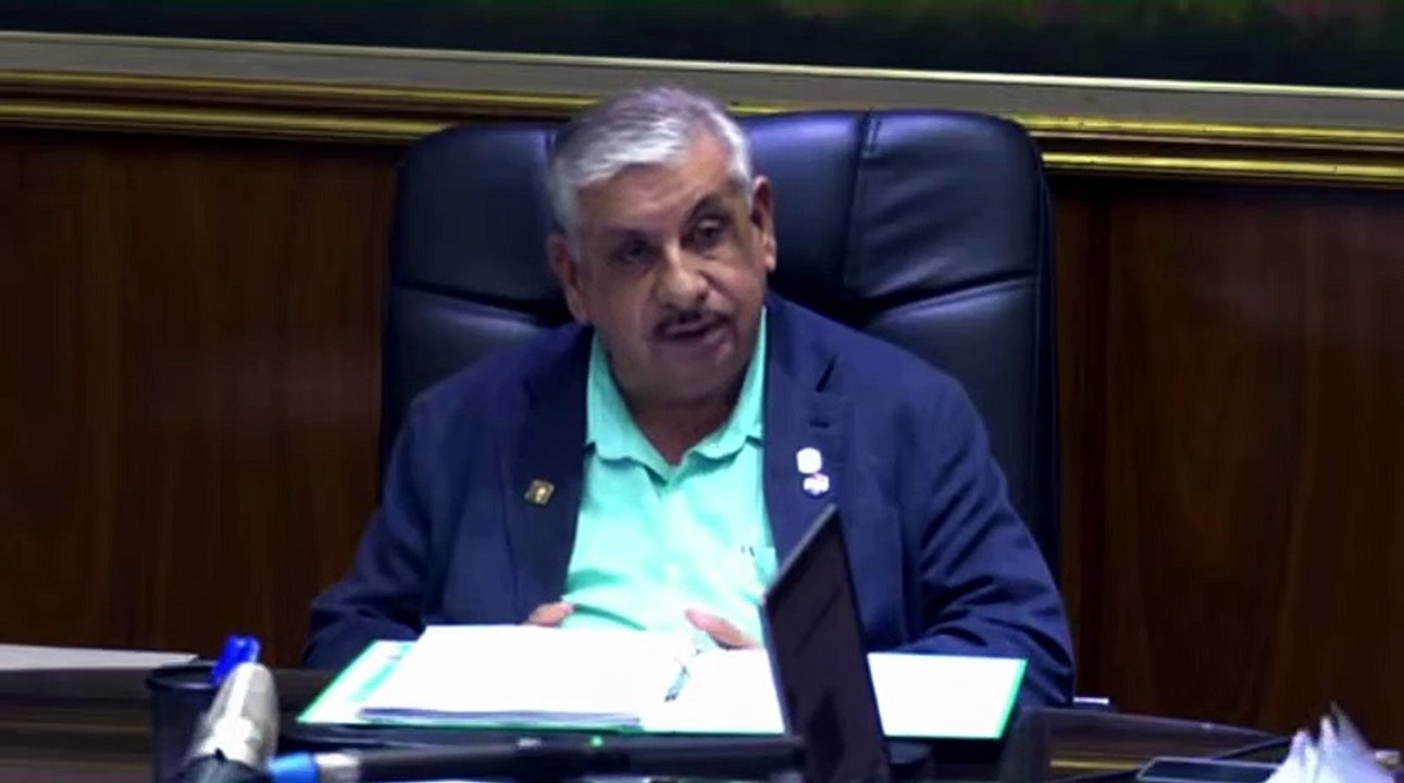 Isaías Fretes pide el arreglo de su silla durante sesión del Consejo