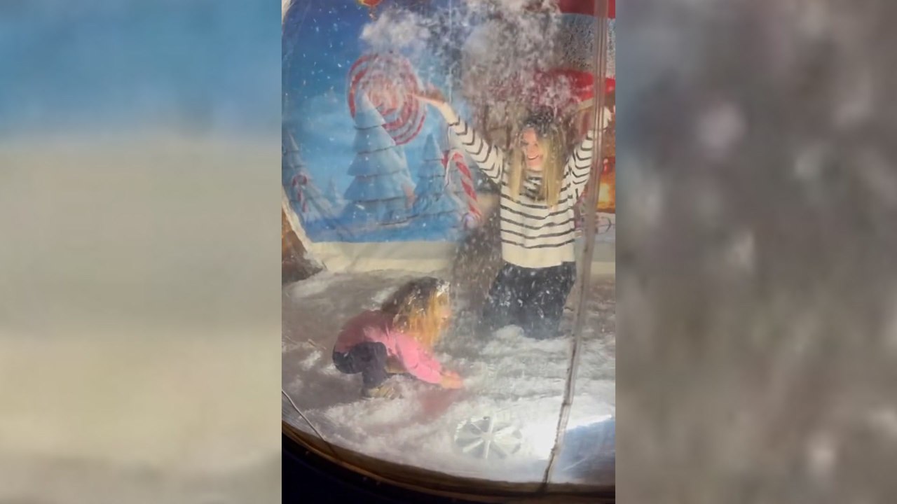 Edurne y Yanay se divierten dentro de una bola de Navidad
