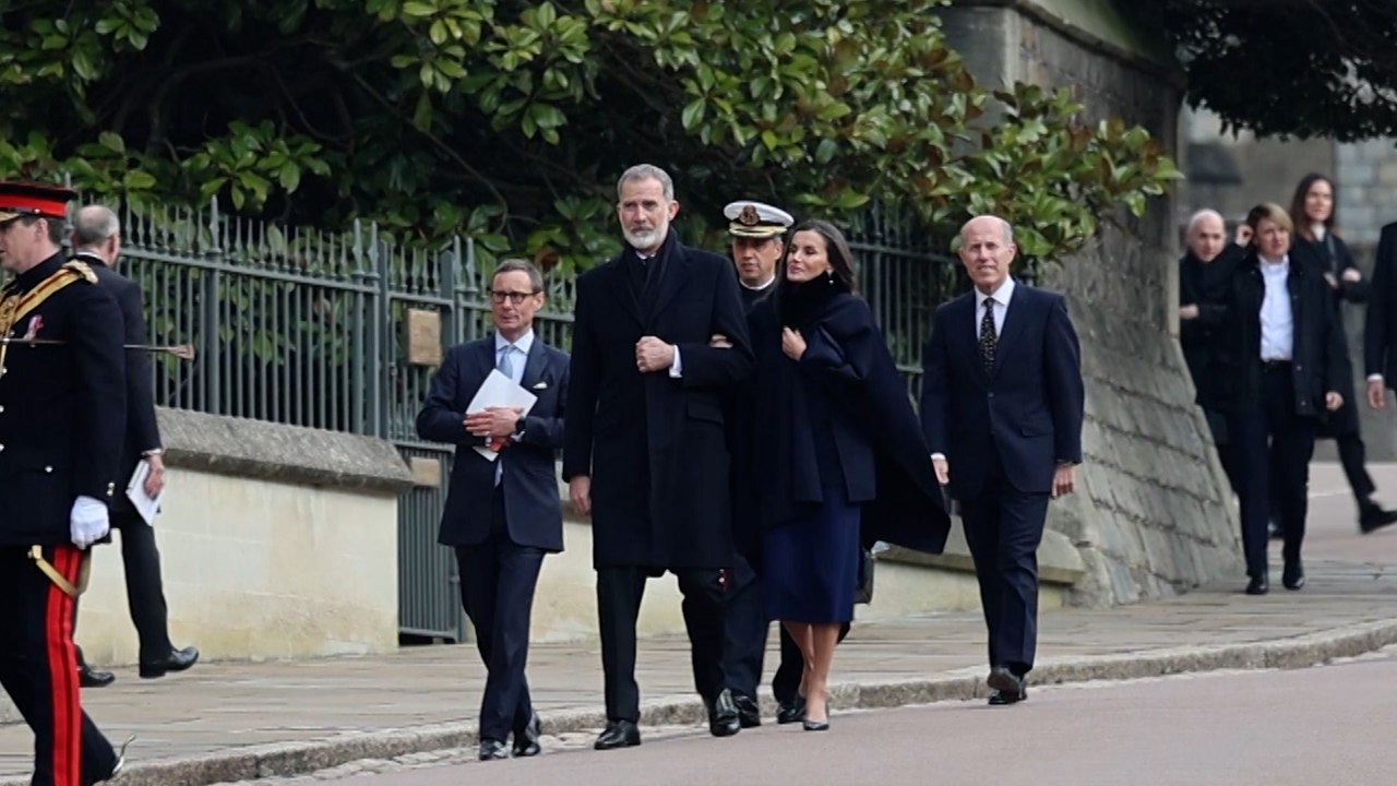 Homenaje de la familia real británica a Constan...