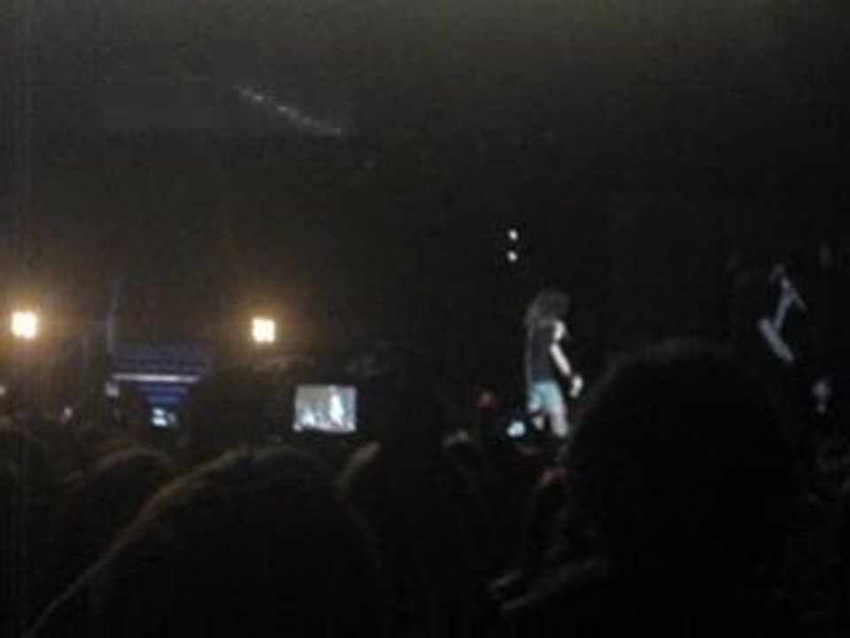 09.03.08 : Tokio Hotel - Bill Arrose le Public .