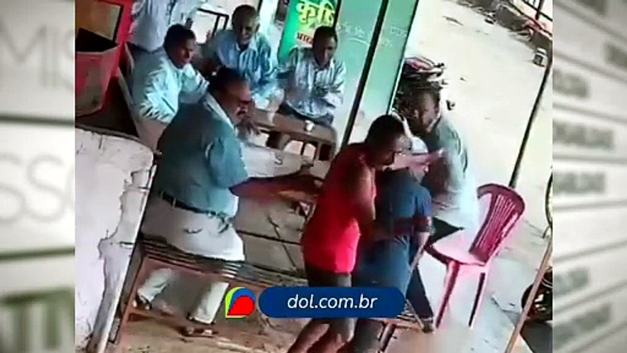 Javali invade bar e ataca clientes