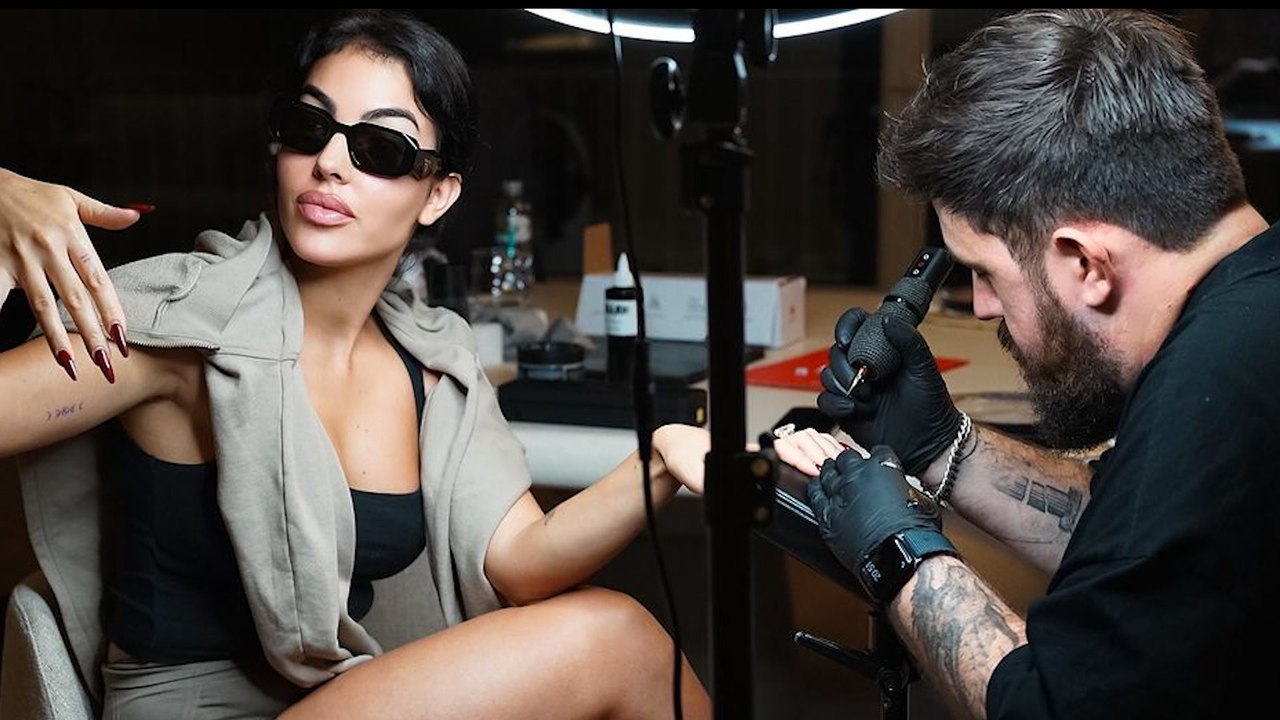 Las sorprendentes imágenes de Georgina Rodríguez mientras se hace nuevos tatuajes cargados de espiritualidad