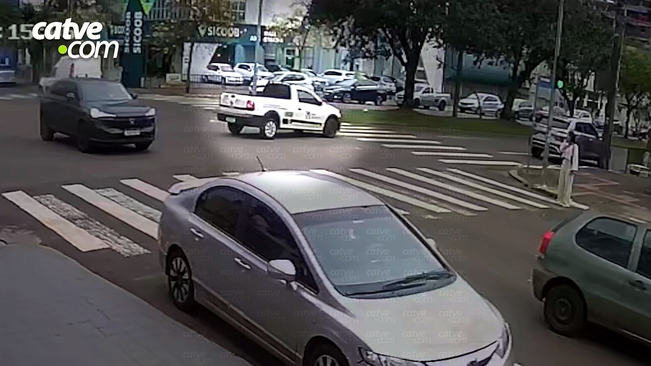 Saveiro bate contra árvore e capota no Centro de Cascavel; VÍDEO