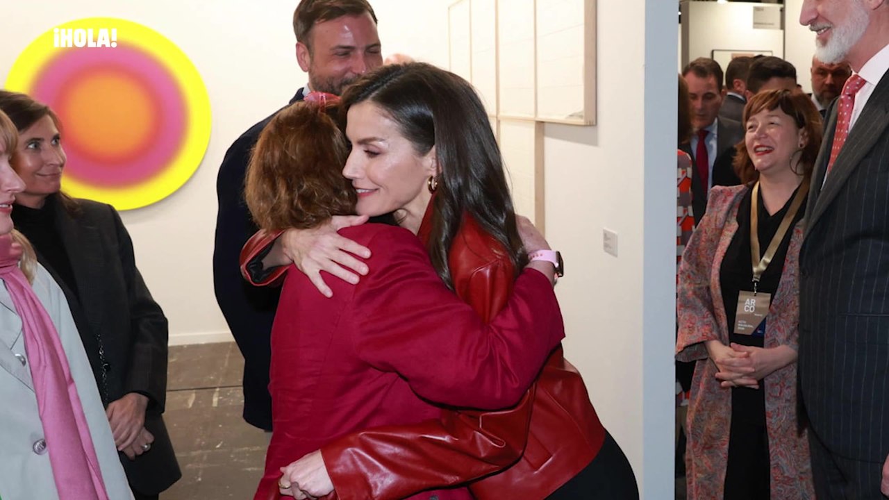 El emocionante abrazo de la reina Letizia a Patricia, hija de la fallecida Helga de Alvear, en ARCOmadrid