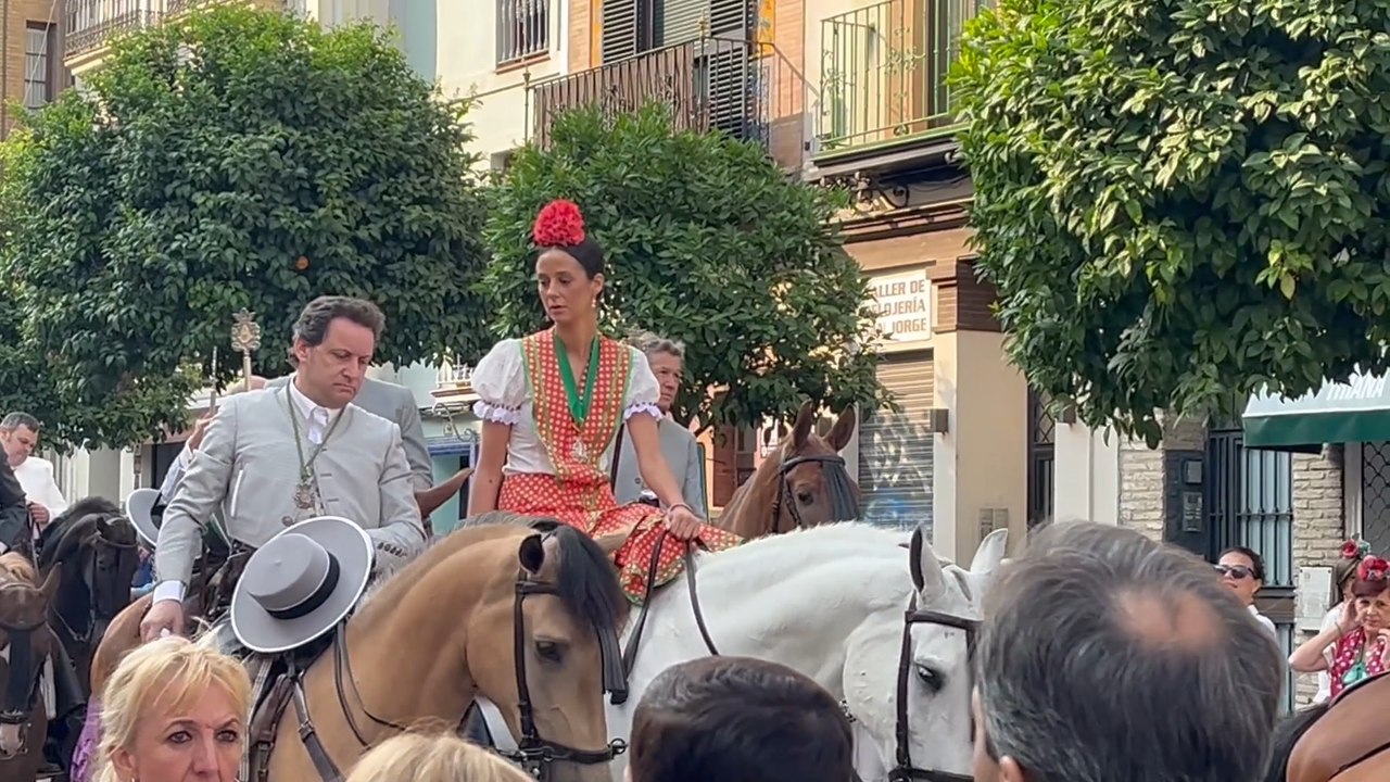 Victoria Federica como una peregrina más dispuesta a vivir la romería del Rocío: a caballo y vestida de rociera