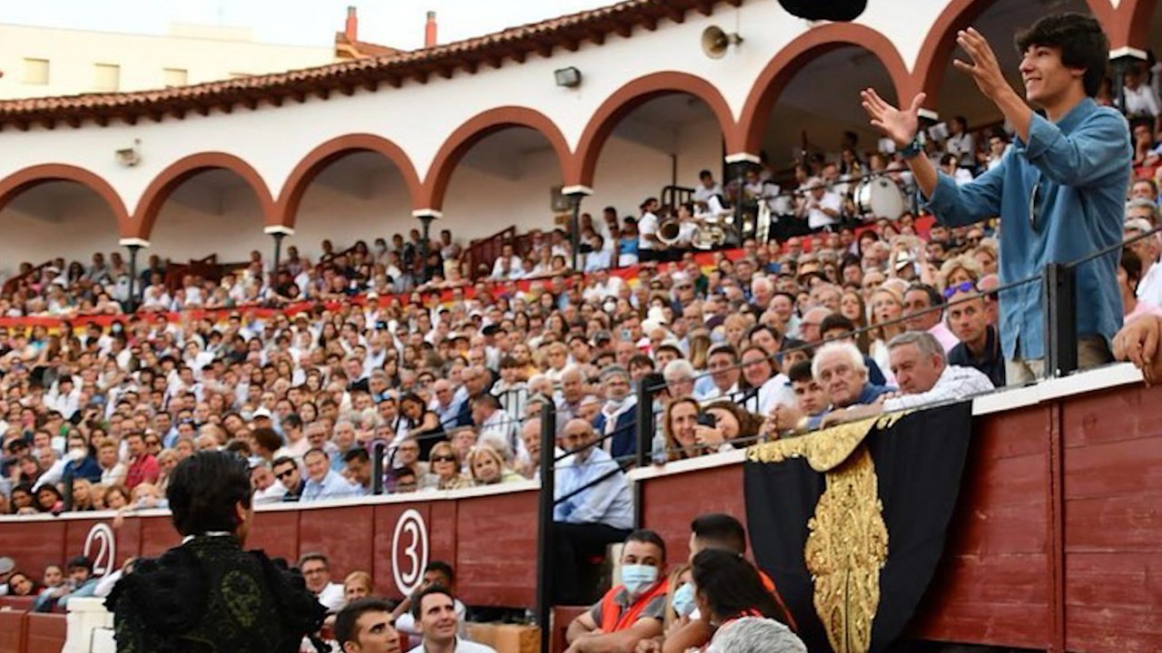 Pau del Val, el hijo mediano de Nuria Roca, un amante de los toros como su padre y su hermano Juan