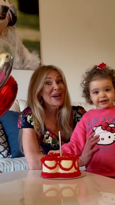 El vídeo más tierno de Anita, la niña de Ana Obregón, rodeada de regalos en su cumpleaños