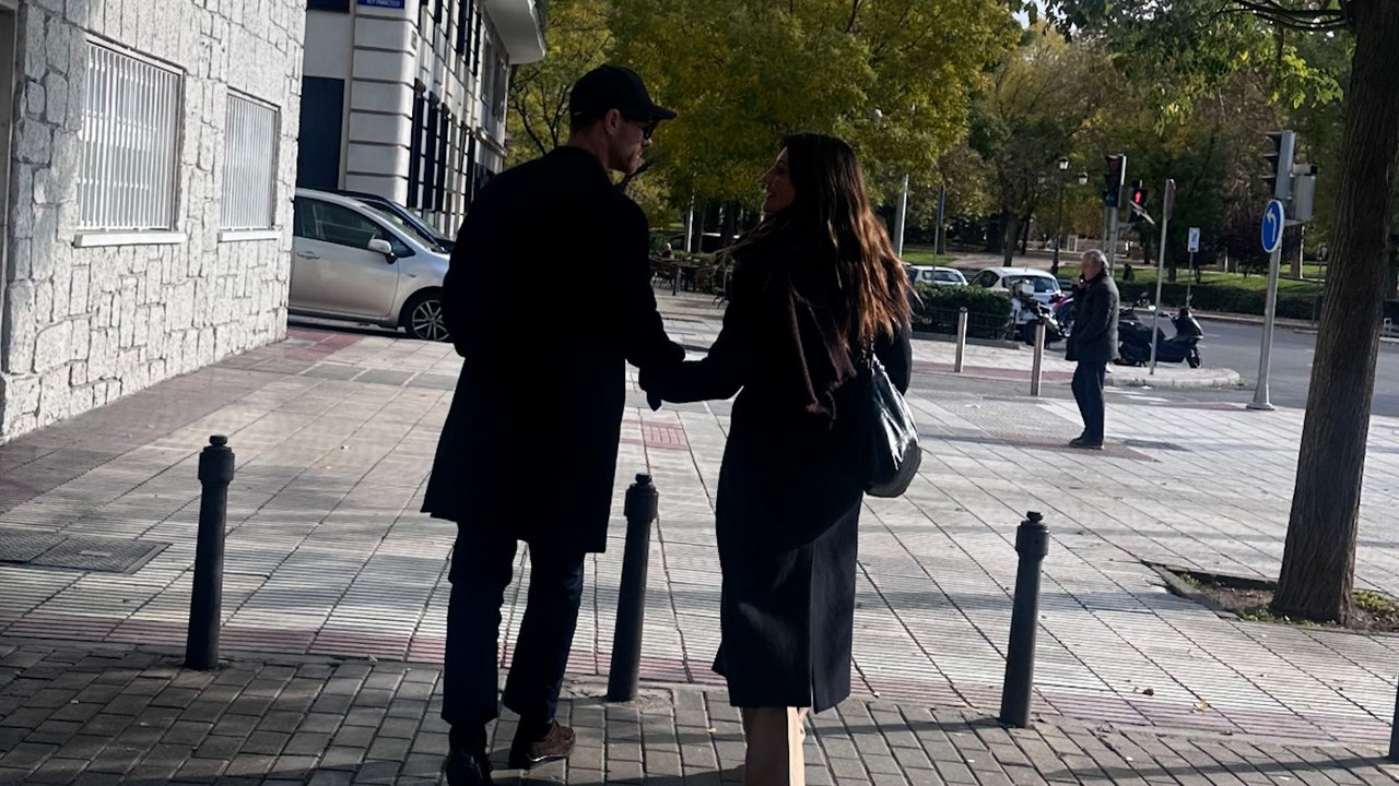 Xabi Alonso y Nagore Aranburu, como dos enamorados por las calles de Madrid 'pillados' por su hijo adolescente