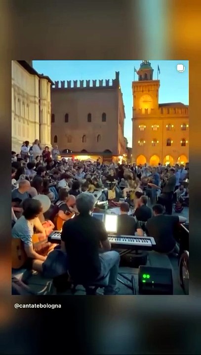 Bologna ricorda Guccini, concerto improvvisato in piazza Maggiore