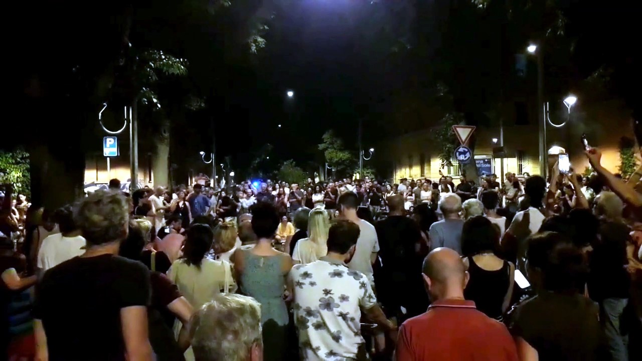 Tutti cantano Guccini: centinaia di persone in via Paolo Fabbri