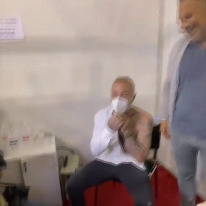 Gianluca Vacchi se vacuna en Serbia y causa gran revuelo