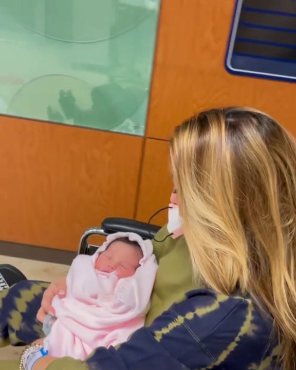 Chiquibaby sale del hospital para darle la bienvenida a su hija en su nuevo hogar