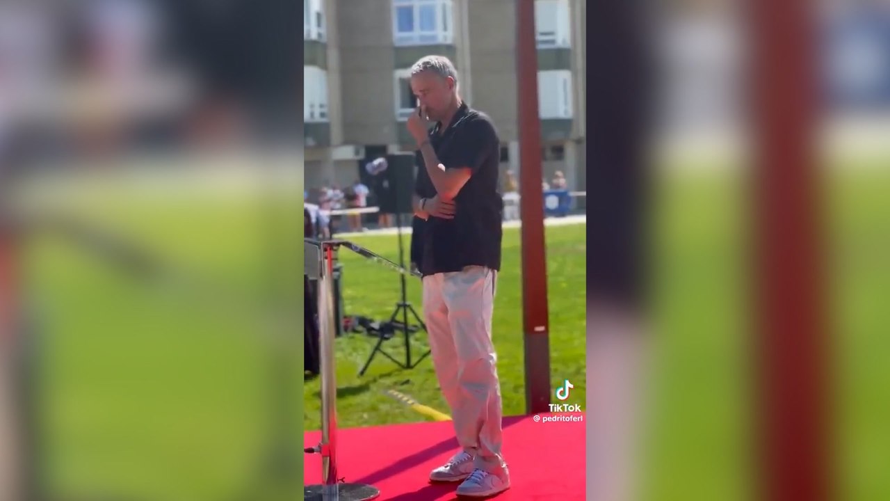 Luis Enrique Se Rompe Como Nunca Al Hablar De Sus Padres En Un Acto Homenaje En Gijón Con Ellos Delante