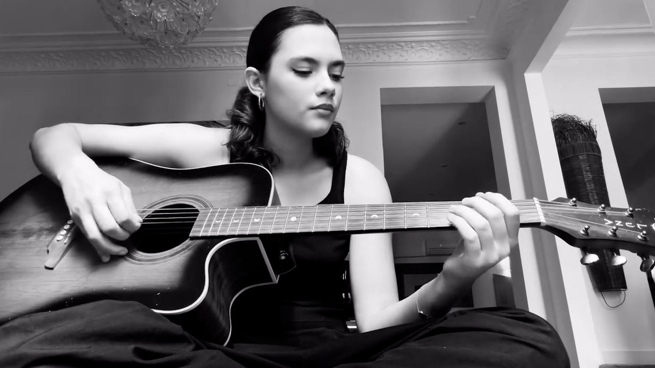 Ava Salazar, la hija de Paz Vega, una estrella en potencia bailando, cantando y tocando la guitarra