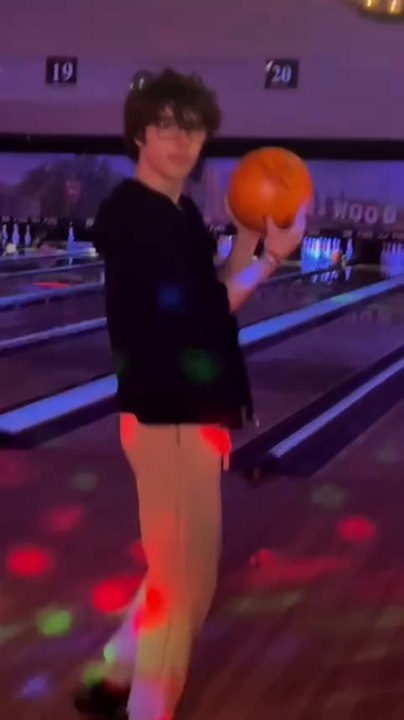 Ricky Martin disfruta de una tarde familiar jugando bolos con sus hijos