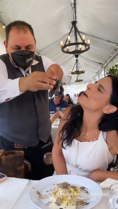 Aislinn Derbez disfruta de una lluvia de trufas