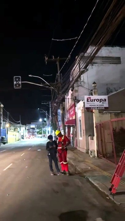 Carro destrói parte de casa e deixa região do Rio Vermelho às escuras