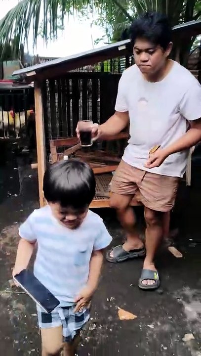 Ayahaya oy apil man snack si Grey