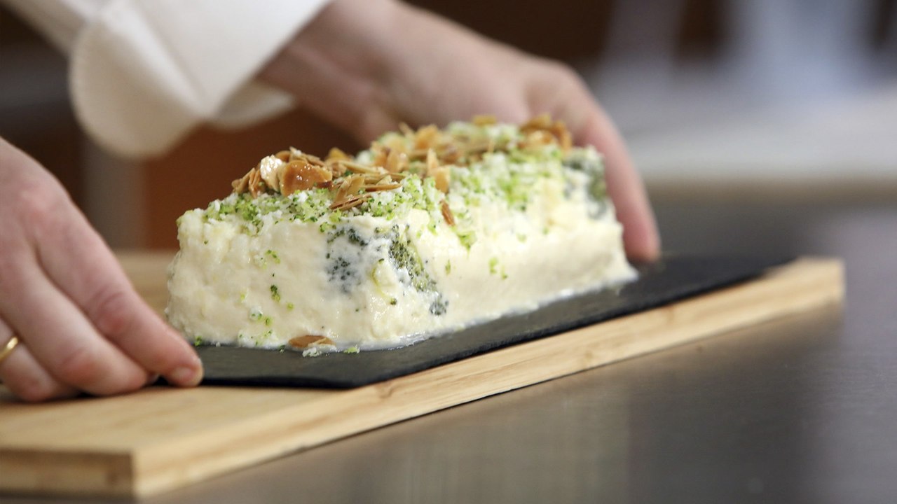 Saludable pastel y cous-cous de verduras llenos de vitaminas y minerales