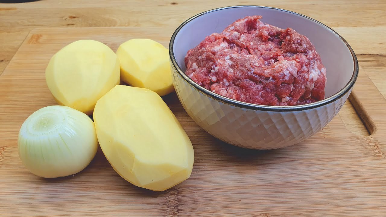 Tolles Rezept für das Abendessen, Ich nehme Hackfleisch, 3 Kartoffeln und eine Zwiebel