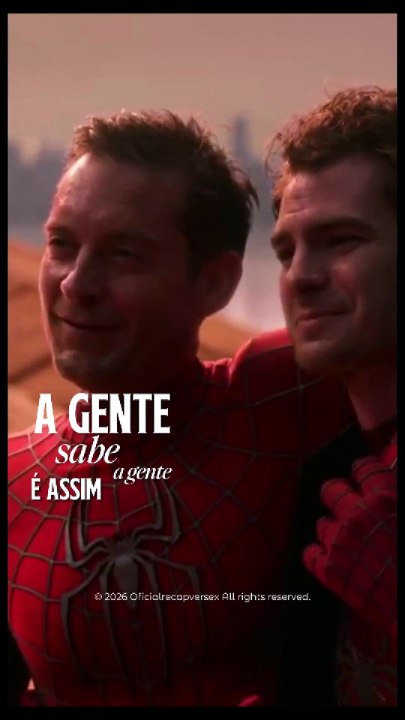 Esta é uma das cenas mais emocionantes e nostálgicas da história do cinema de heróis em Homem-Aranha: Sem Volta Para Casa (o abraço dos três Peters).