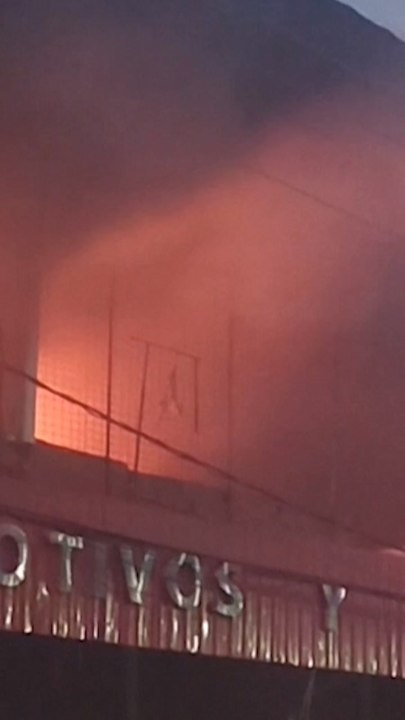 Massive fire tears through popular market in Bolivia