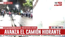 ¡Batalla campal en el Congreso! Piedrazos, gases y tres detenidos