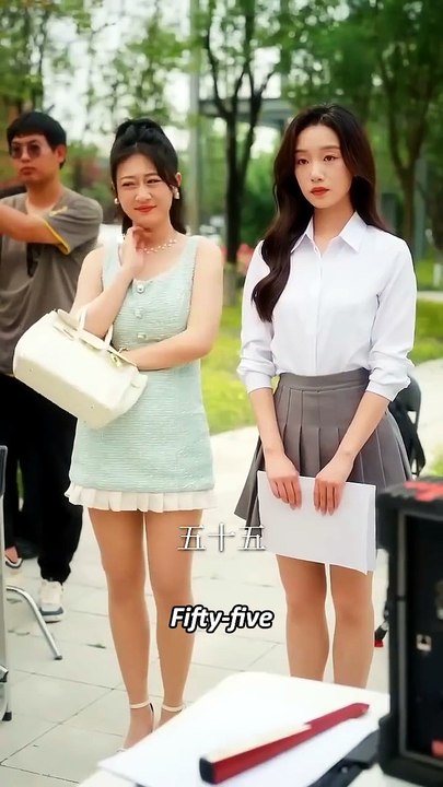 Reunited after five years, she is forced to sign a contract with him to pose as a married couple