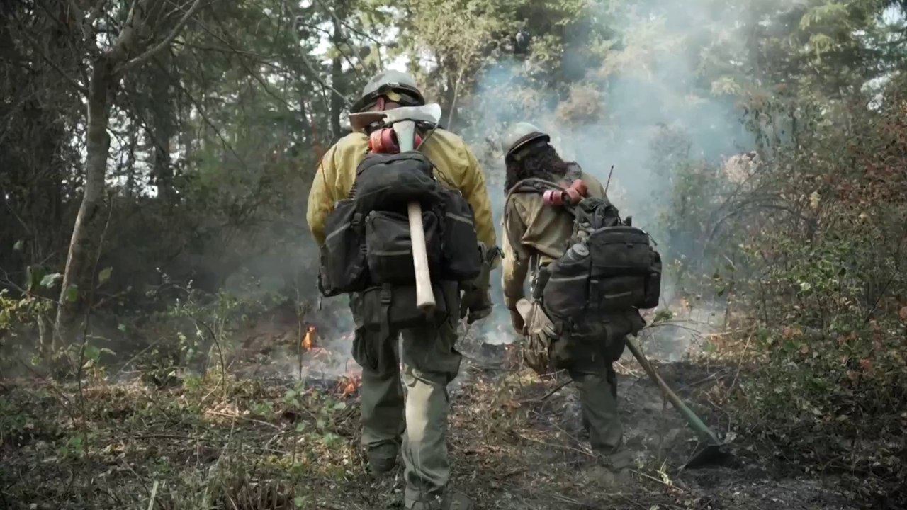 Etats-Unis : d'anciens détenus luttent contre les flammes