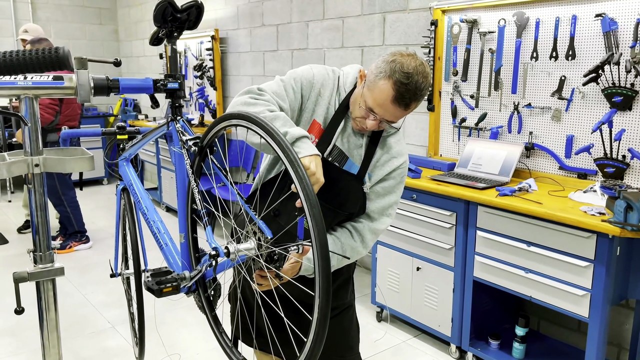 Ele viajou mais de 3.000 KM para fazer um curso na Escola Park Tool e... | Mecânico Formado
