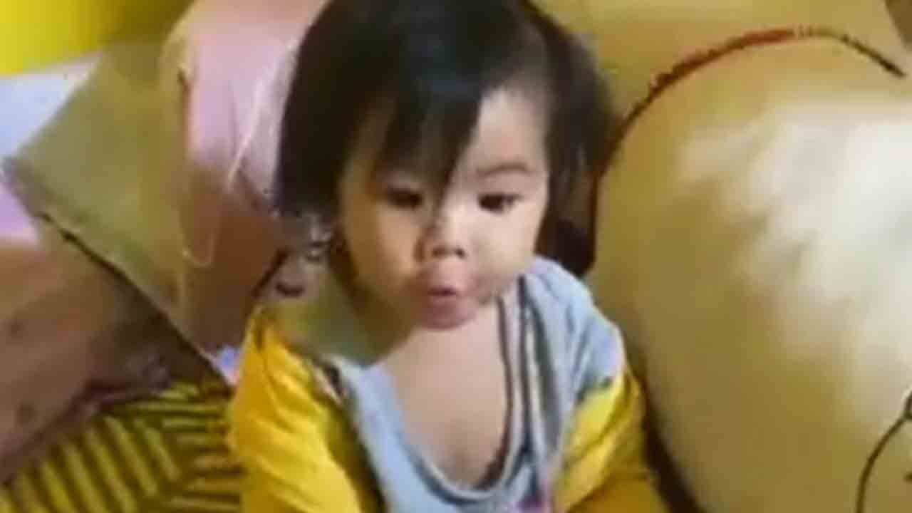 Toddler's Joyful Food Reactions Have Everyone Smiling