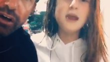 Gabriel Soto y sus hija mayor hablando con acento británico