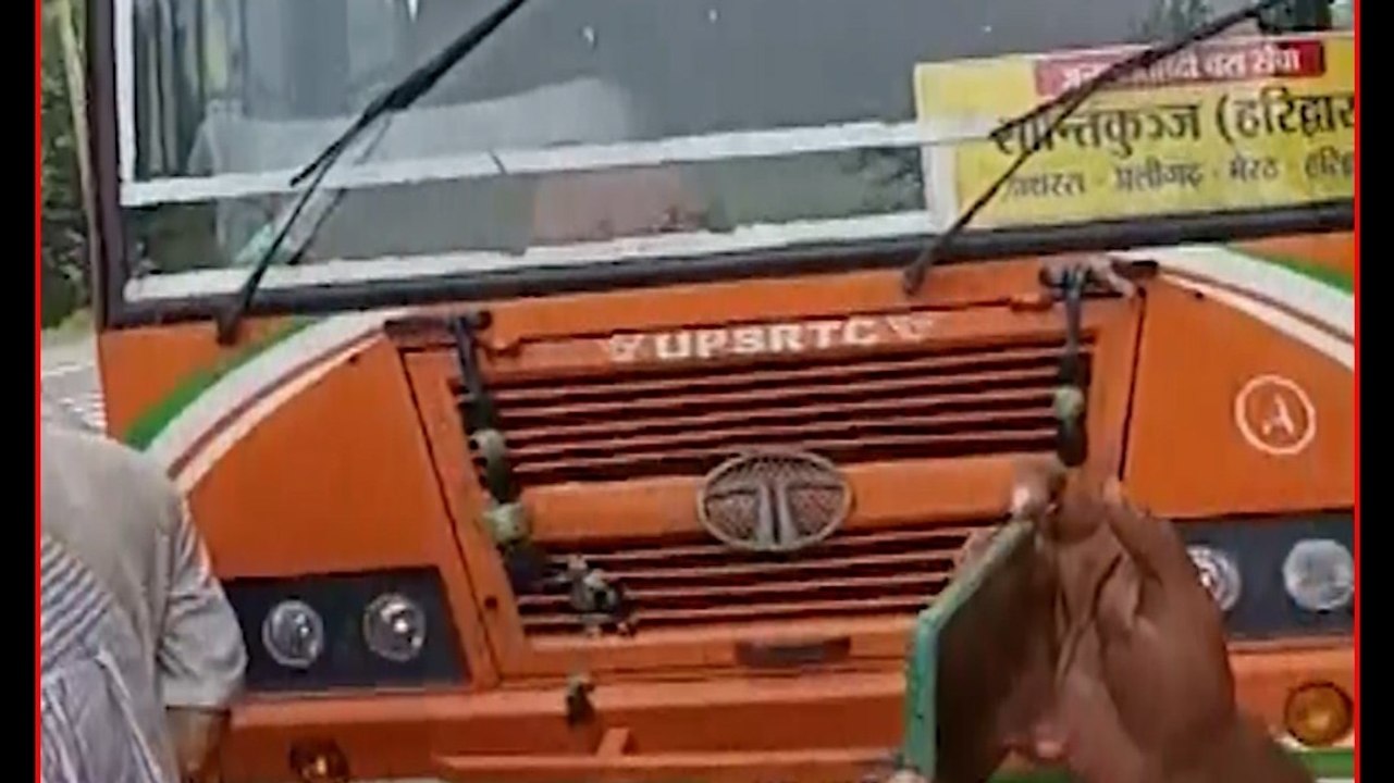 Hathras में टिकट काटने पर भड़के दरोगा, कटवाया बस का चालान