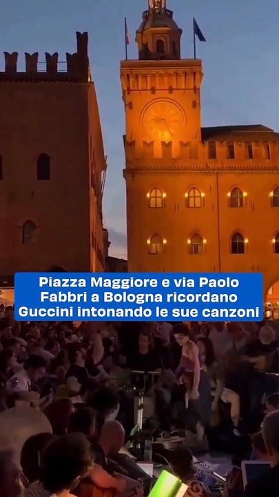 Bologna si Riunisce in Coro per Omaggiare Francesco Guccini davanti alla sua Casa Storica
