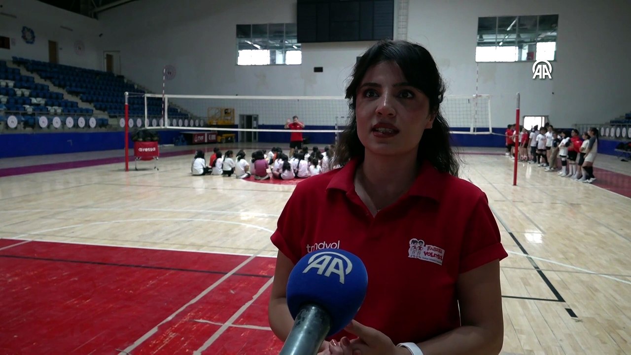 Spor okullarına katılan Hakkarili çocuklar yaz tatilini dolu dolu geçiriyor | Ajansspor | AA