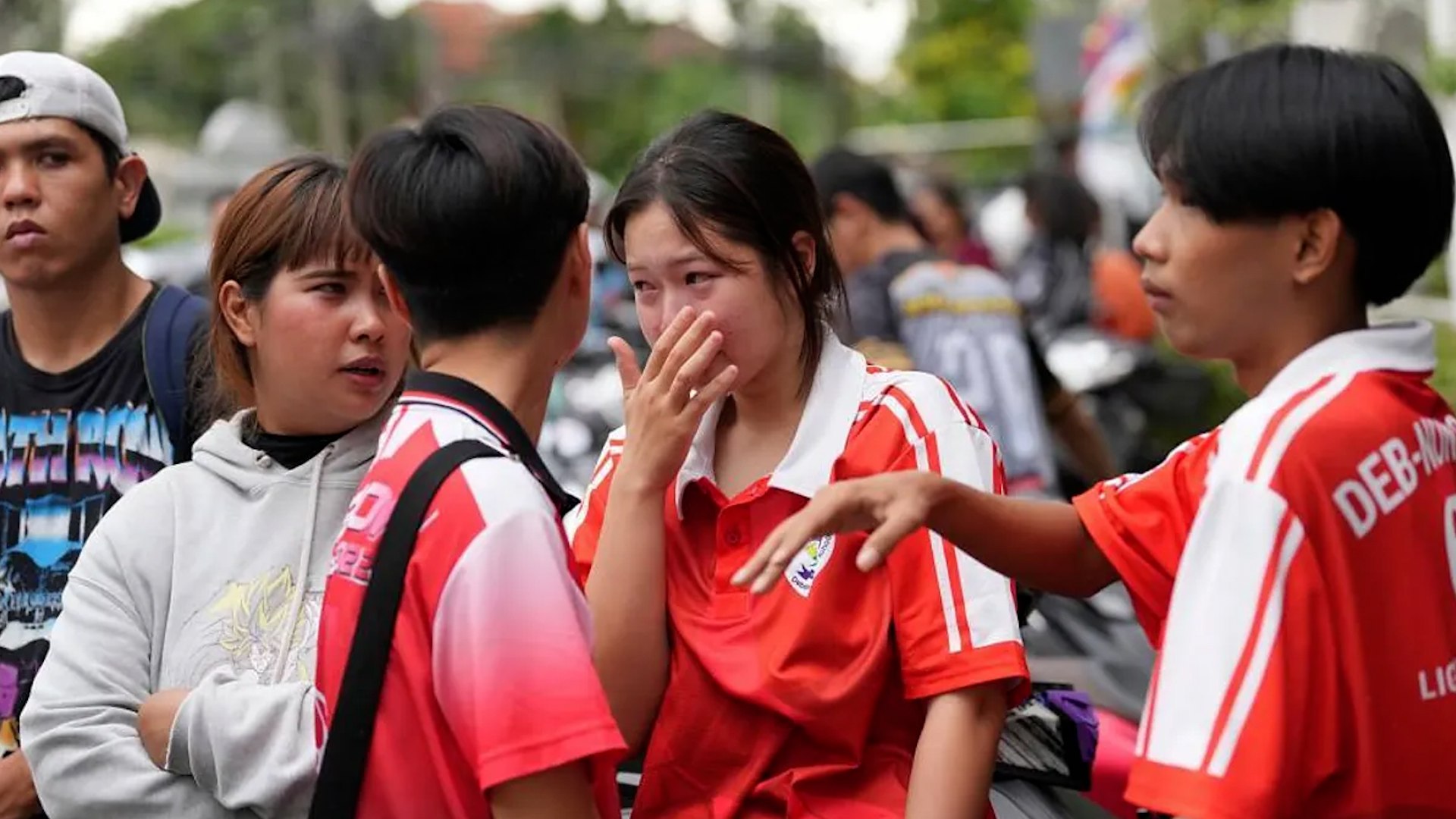 Un estudiante mata a sus abuelos en casa y a otras seis personas en su escuela cerca de Bangkok antes de suicidarse
