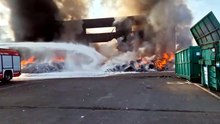 Incendio in un'azienda a Finale Emilia: fiamme e nube nera in cielo