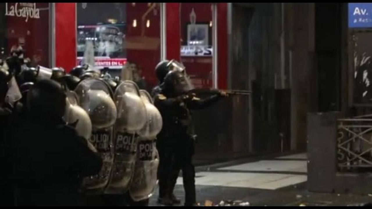 In Argentina scontri tra manifestanti e polizia: idranti e proiettili
