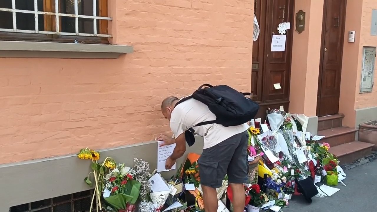 Fiori e doni per Francesco Guccini a Bologna: video