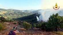 Incendio di Bosco a Vedriano: in azione l'elicottero dei vigili del fuoco